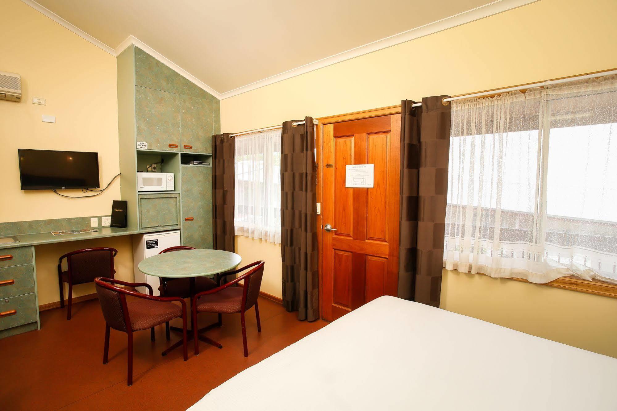 טוומבה Downs Motel מראה חיצוני תמונה